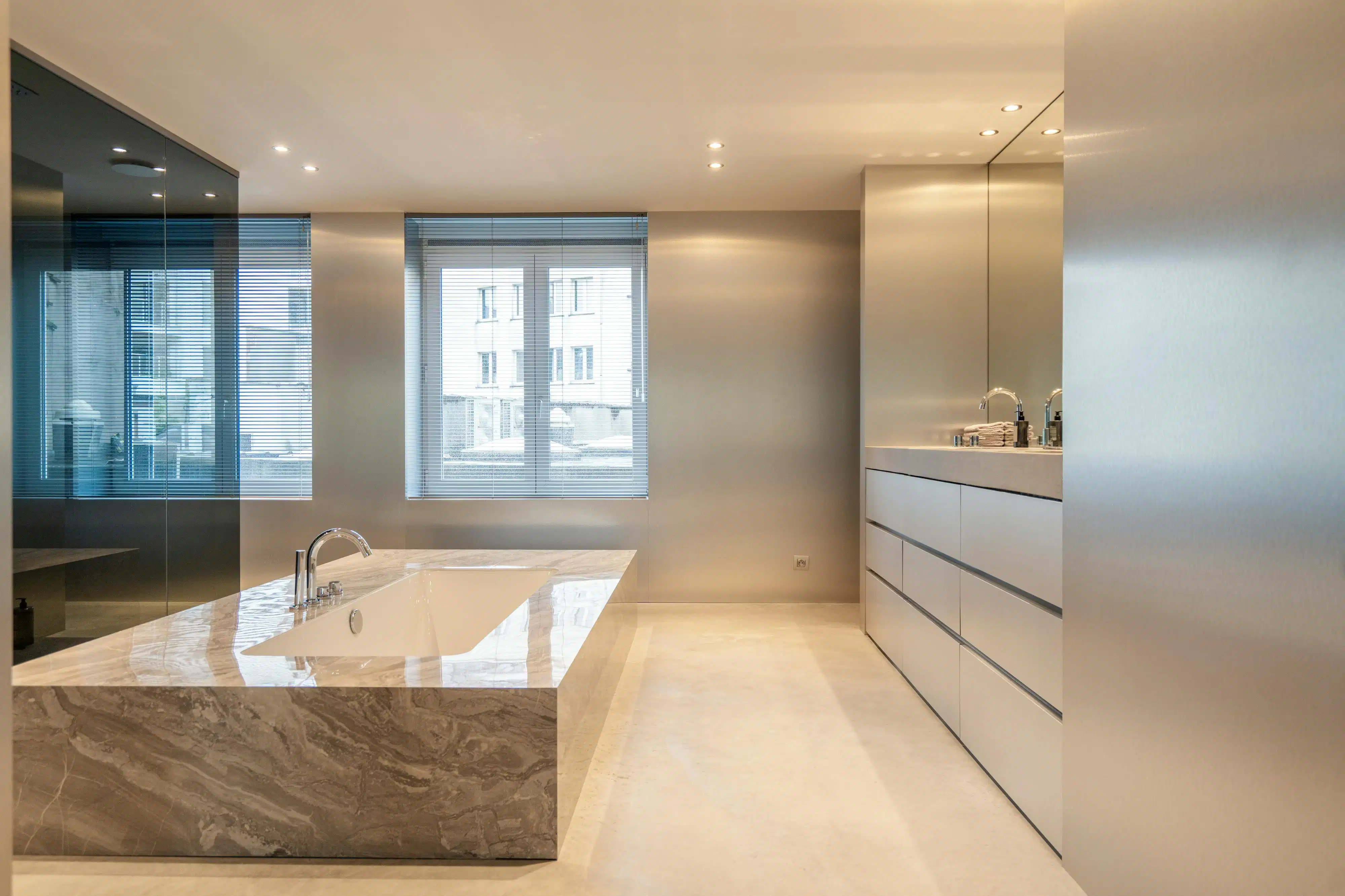 Uniek designappartement (192m²) te koop in hartje Kortrijk foto {{pictureIndex}}