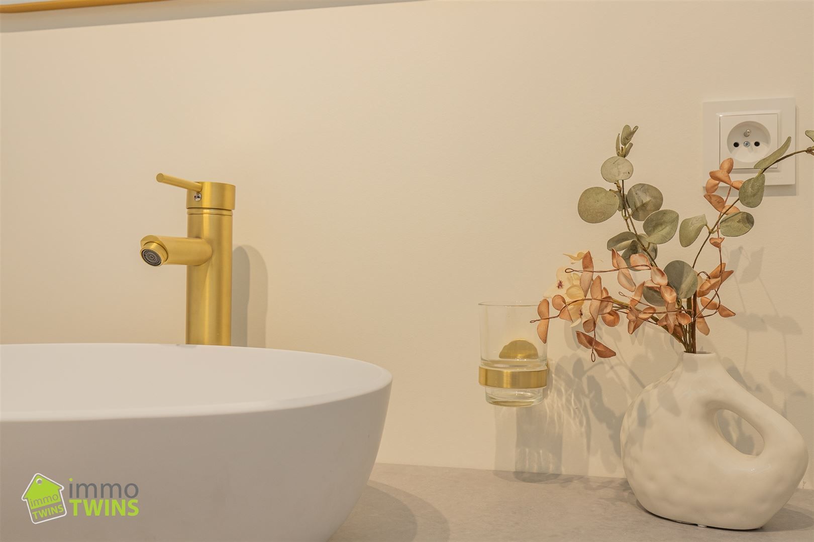 Totaal gerenoveerde, instapklare woning in hartje Beveren foto 27