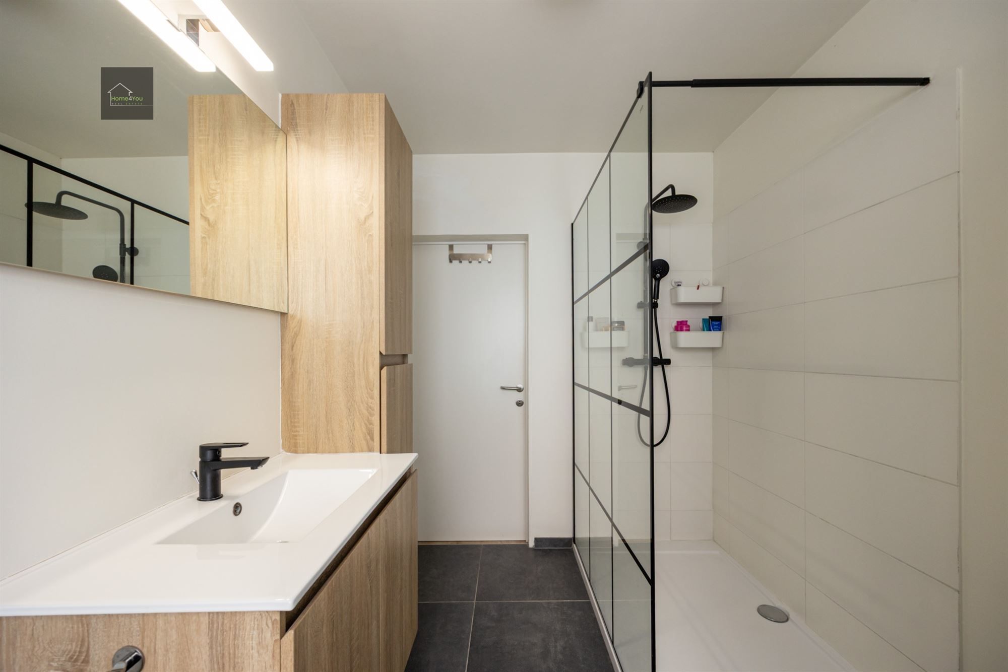 Gelijkvloers appartement met zeer grote tuin foto 9