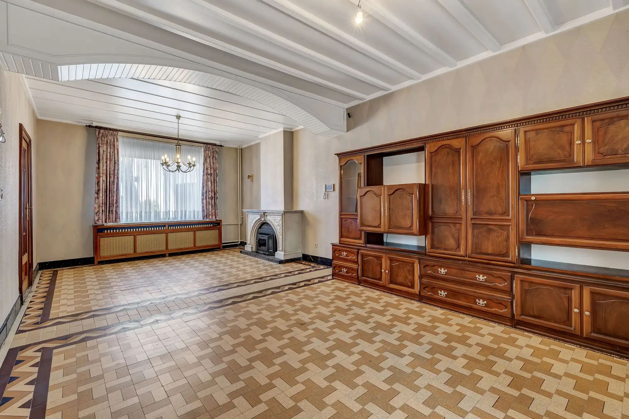 Te renoveren ruime handelswoning foto 3