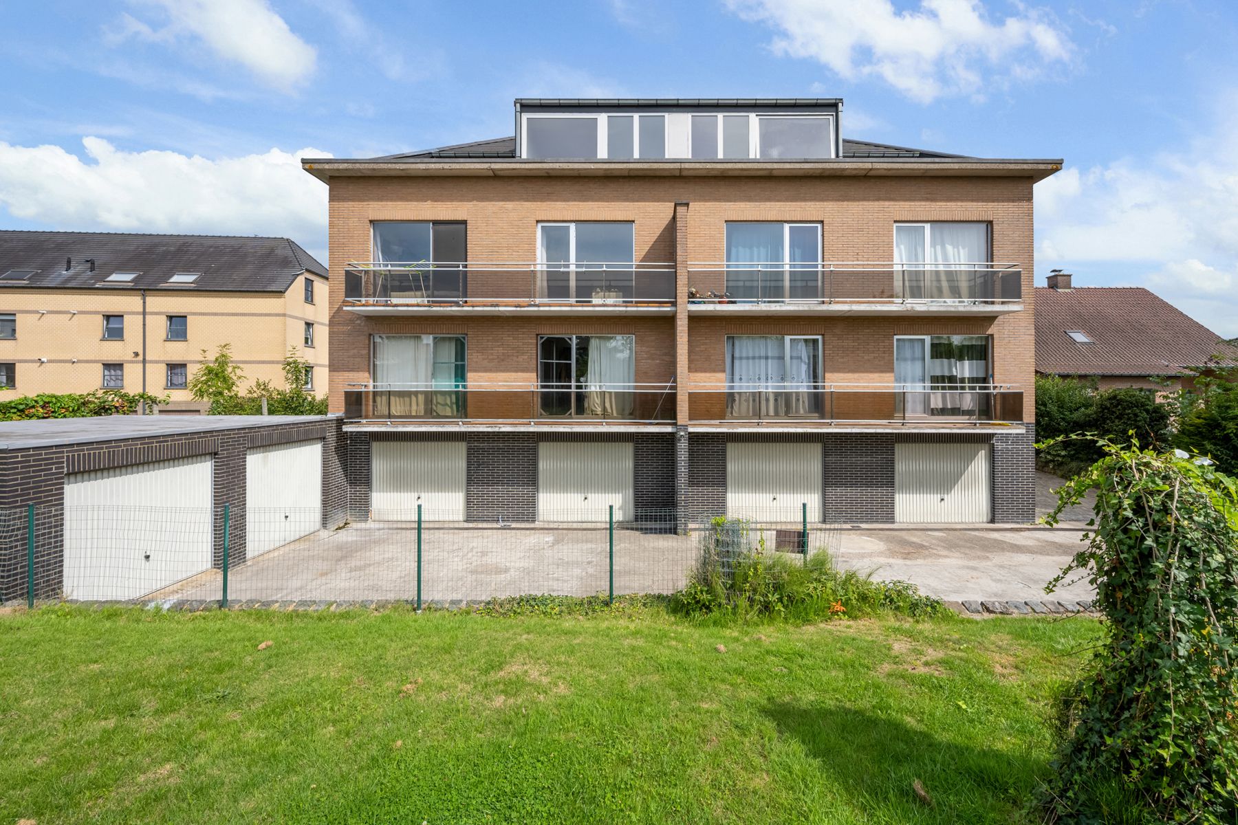 Appartement met 3 slpk een terras en garage met berging foto 2