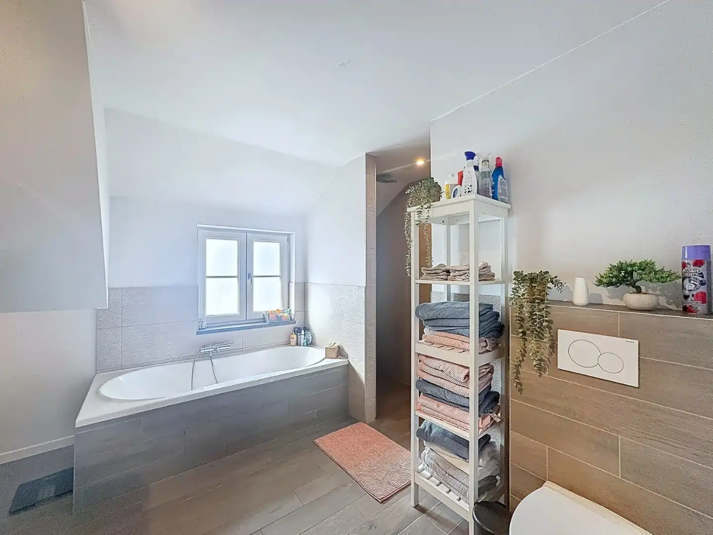 Ruime en recente halfopen bebouwing met 3 volwaardige slaapkamers foto 16