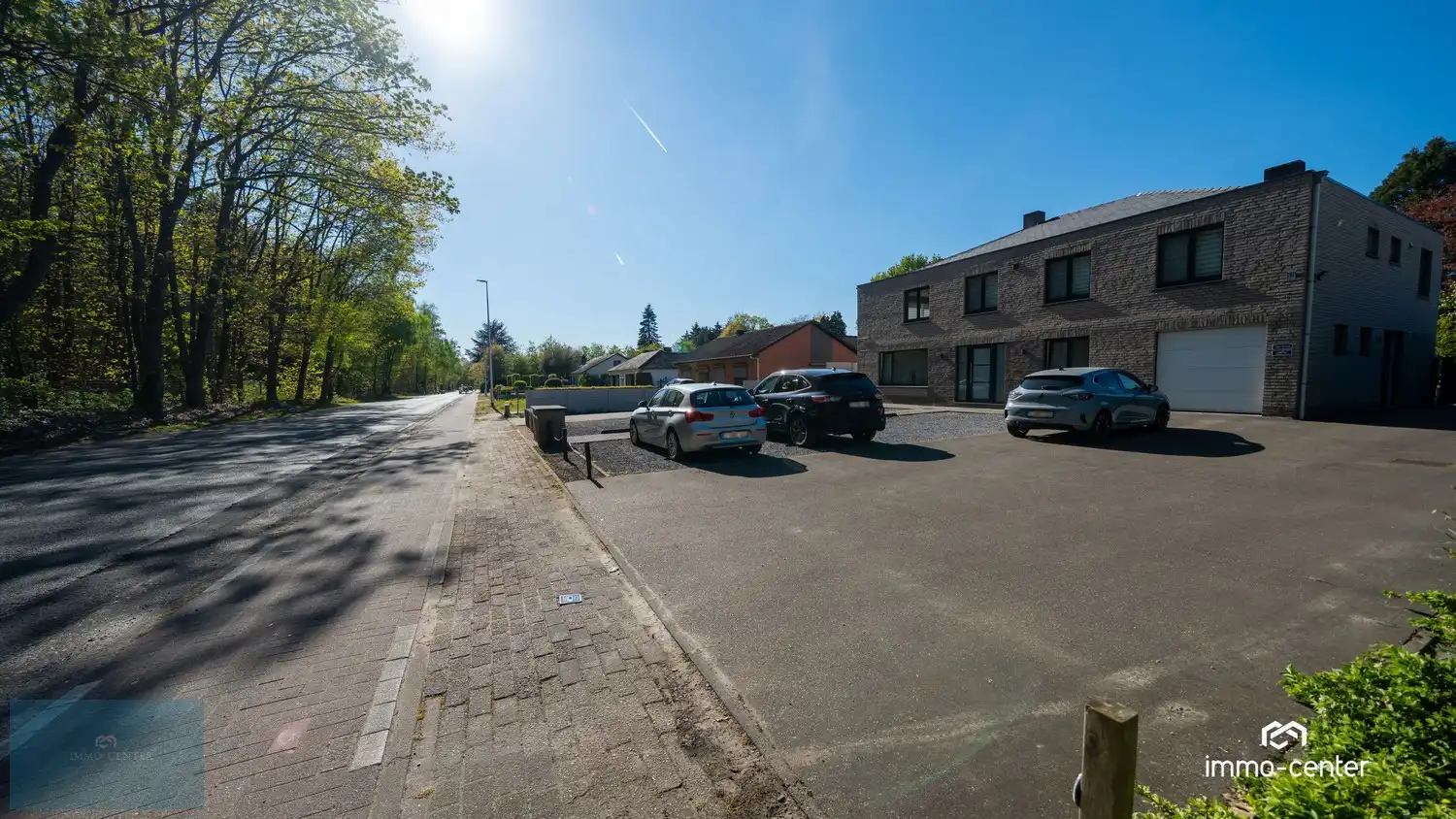 Instapklaar 2-slaapkamer appartement met zolder, 2 garages, carport en prachtige tuin foto 21