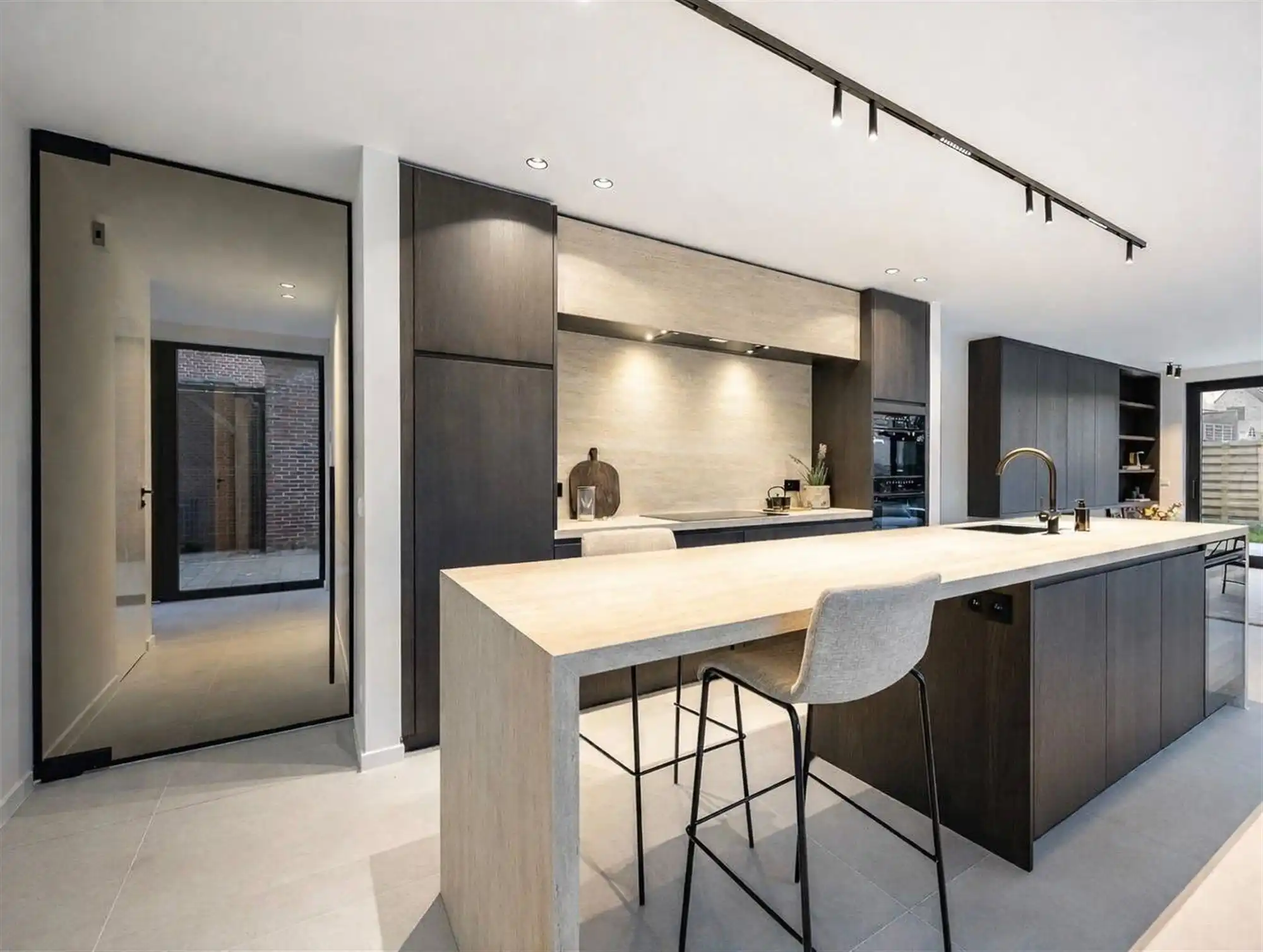 Luxueus gelijkvloers appartement met tuin, garage en oprit foto 7