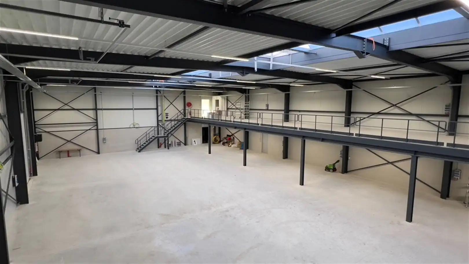 Te Huur Magazijn met mezzanine en inpanding kantoor te Beerse foto 6