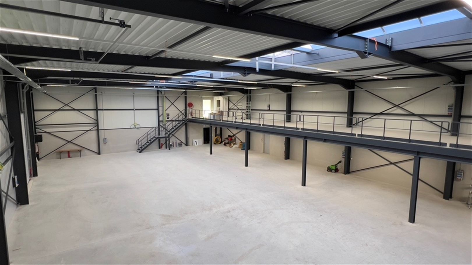 Te Huur Magazijn met mezzanine en inpanding kantoor te Beerse foto 6