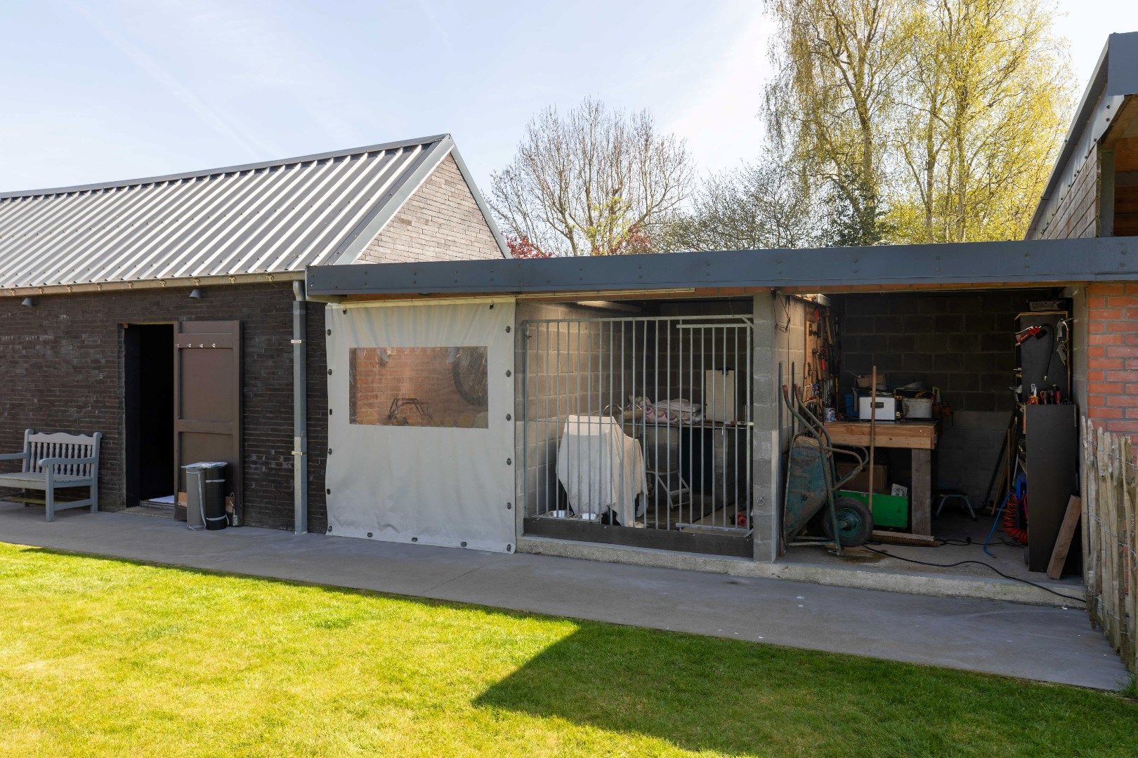 Vernieuwde energiezuinige alleenstaande woning met bijgebouwen  foto 24