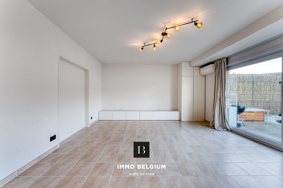 Mooi gerenoveerd appartement met tuintje nabij het centrum foto 2
