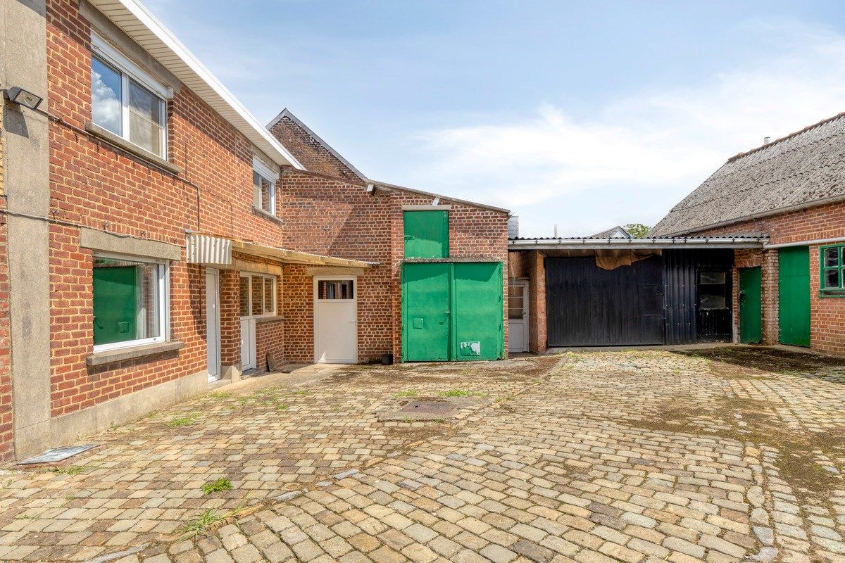Woning met stallingen op perceel van 15 are of projectgrond foto 9