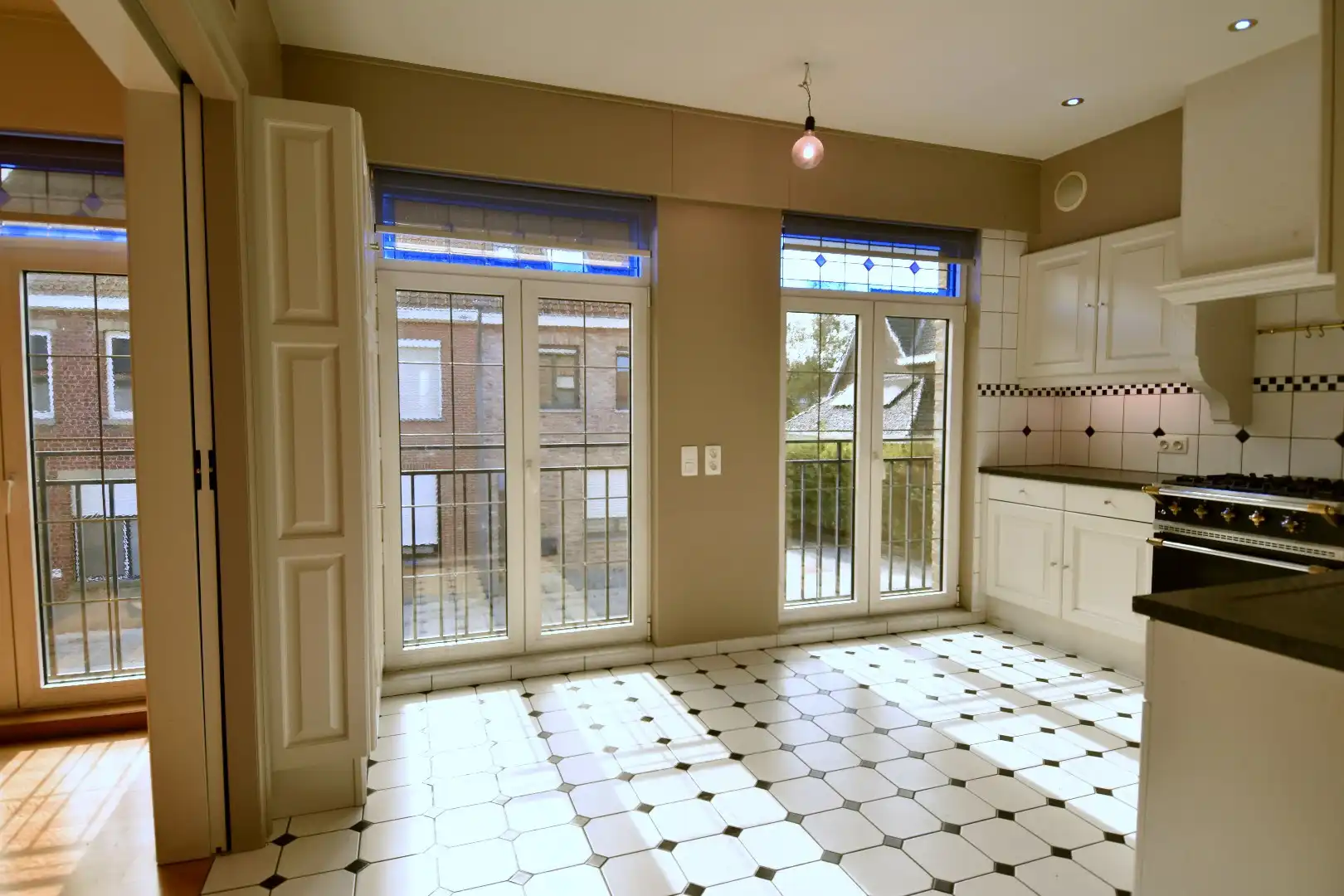 Statige woning met praktijkgedeelte (101 m²), 4 slaapkamers en zonnige tuin te koop in het straatbeeld van Bellegem foto 10