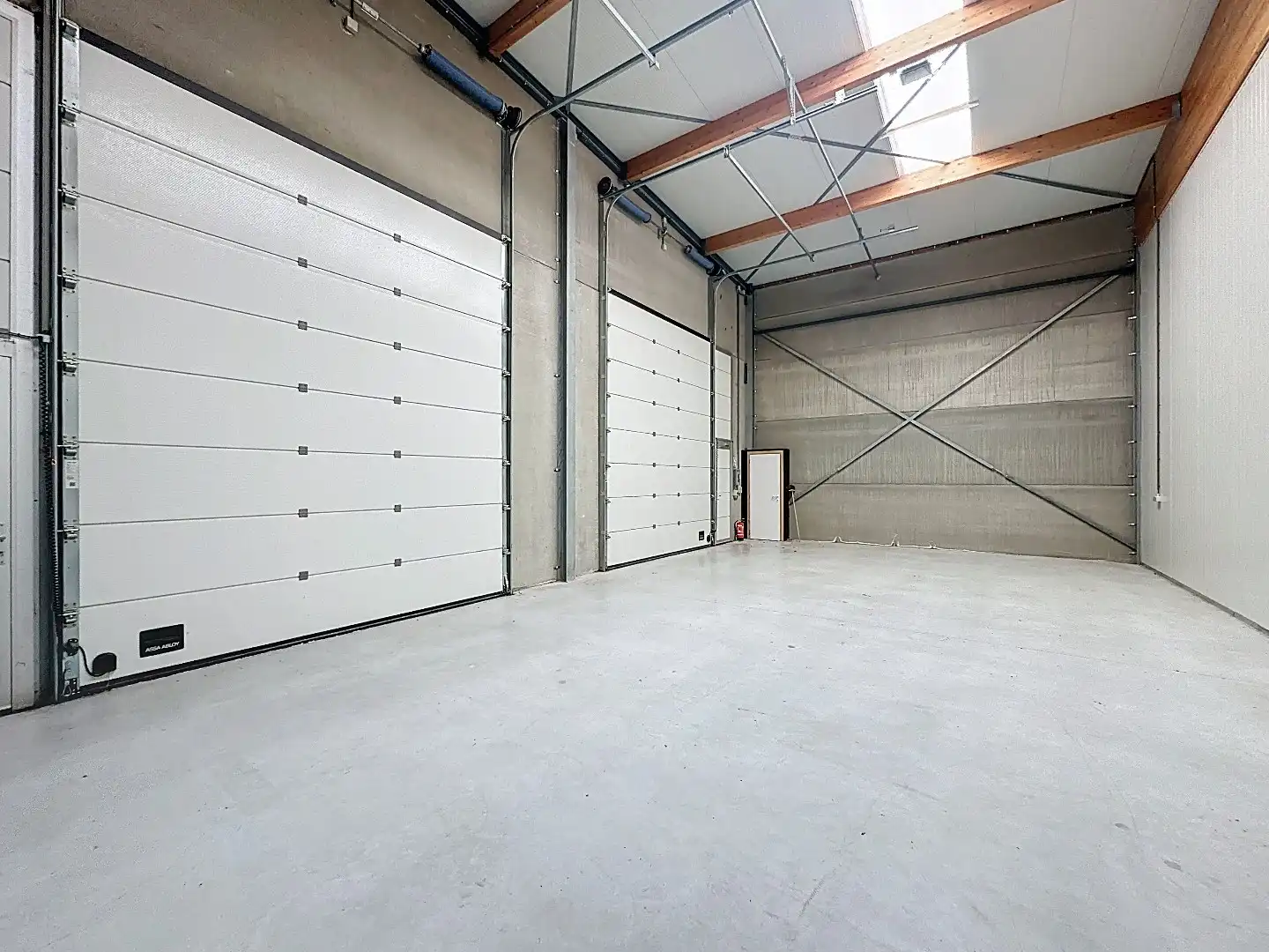 Praktische bedrijfsloods met dubbele poort te koop foto 4