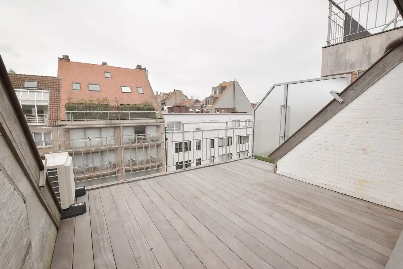 Prachtig gerenoveerd duplex appartement met 3 slaapkamers gelegen vlakbij het strand en het bruisende centrum foto 4