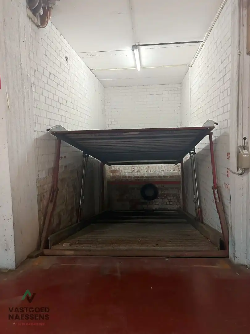 Autoliftstaanplaats 9B vlakbij Zeedijk foto 2