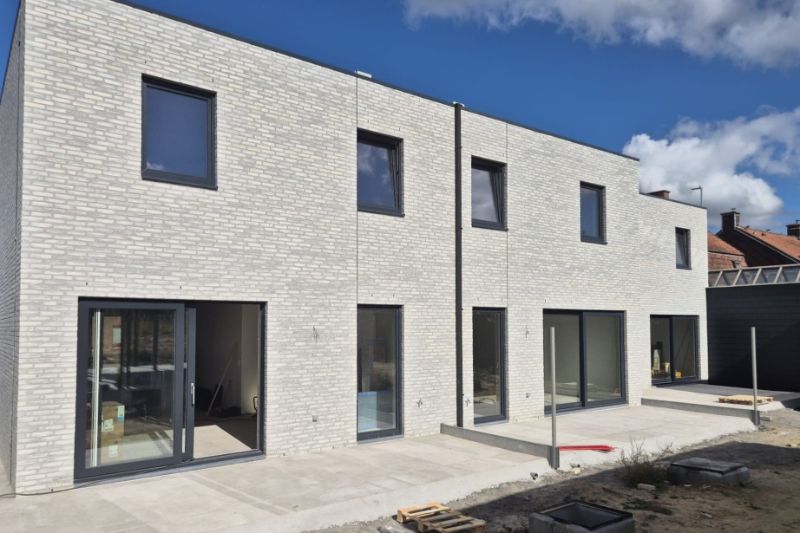 Hooglede: gesloten nieuwbouwwoning met 3 slaapkamers, zuid-gerichte tuin, carport en berging op een perceel van 169 m², centrale ligging foto 2
