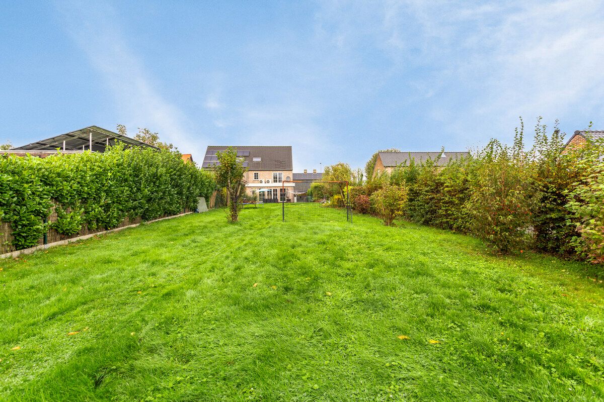 Gezinswoning met 4 slaapkamers en een zongerichte, uitgestrekte tuin. foto 22