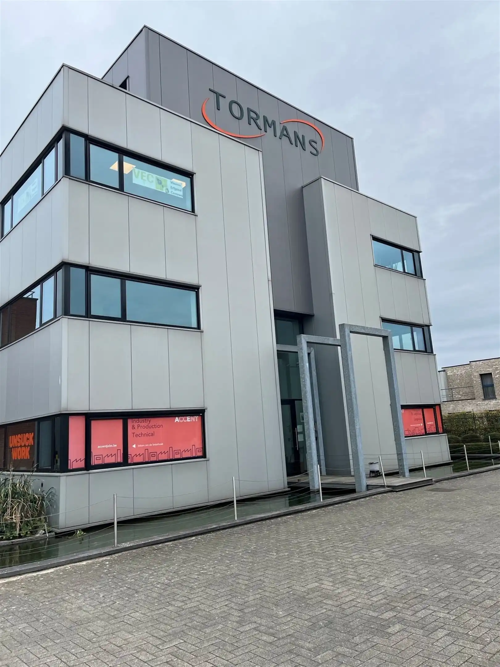 Kantoorgebouw foto {{pictureIndex}}