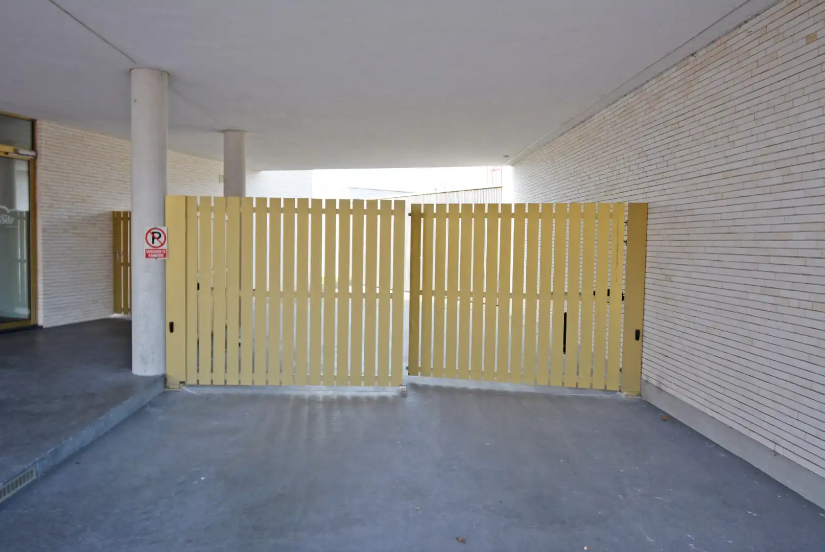 Ruime en zeer centraal gelegen garagebox . foto 5