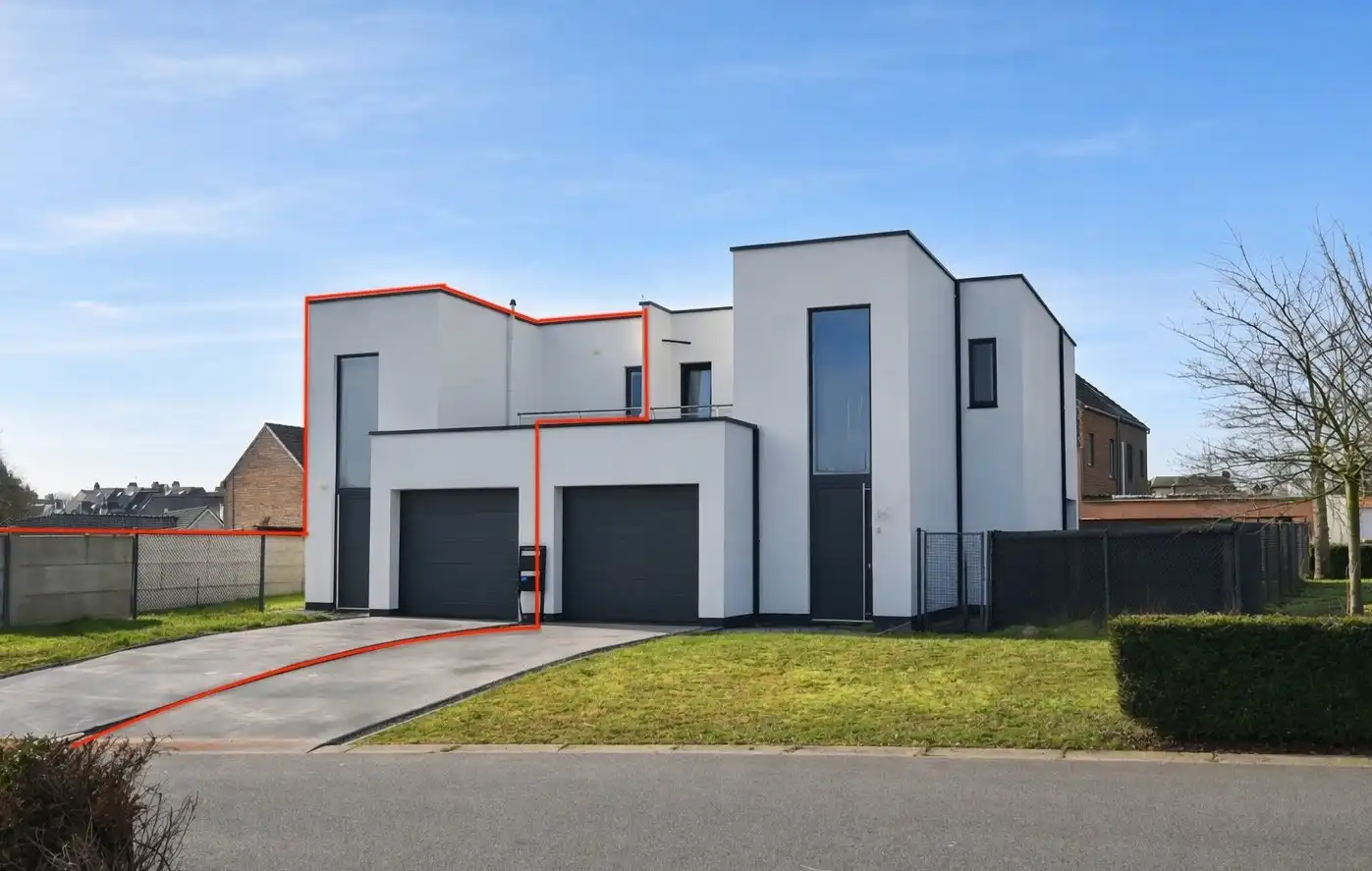 Moderne halfopen woning met 3 slaapkamers in het centrum van Lanaken foto {{pictureIndex}}