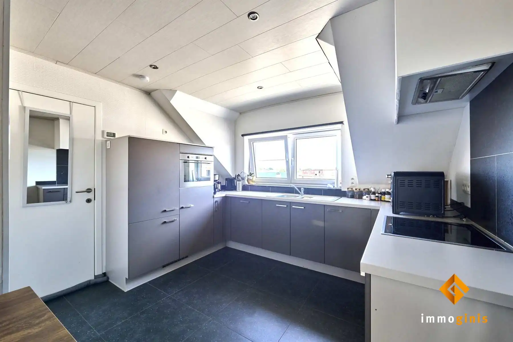 Verrassend ruim 1-slaapkamerappartement met zonnig terrasje, vlakbij centrum Leopoldsburg! foto 9