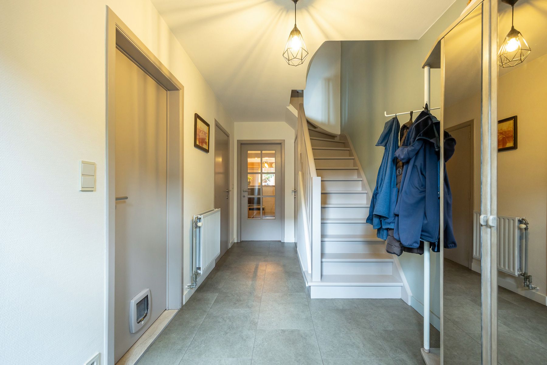 INSTAPKLAAR: H.O.B. met 5 slpks, aangelegde tuin en garage foto 4