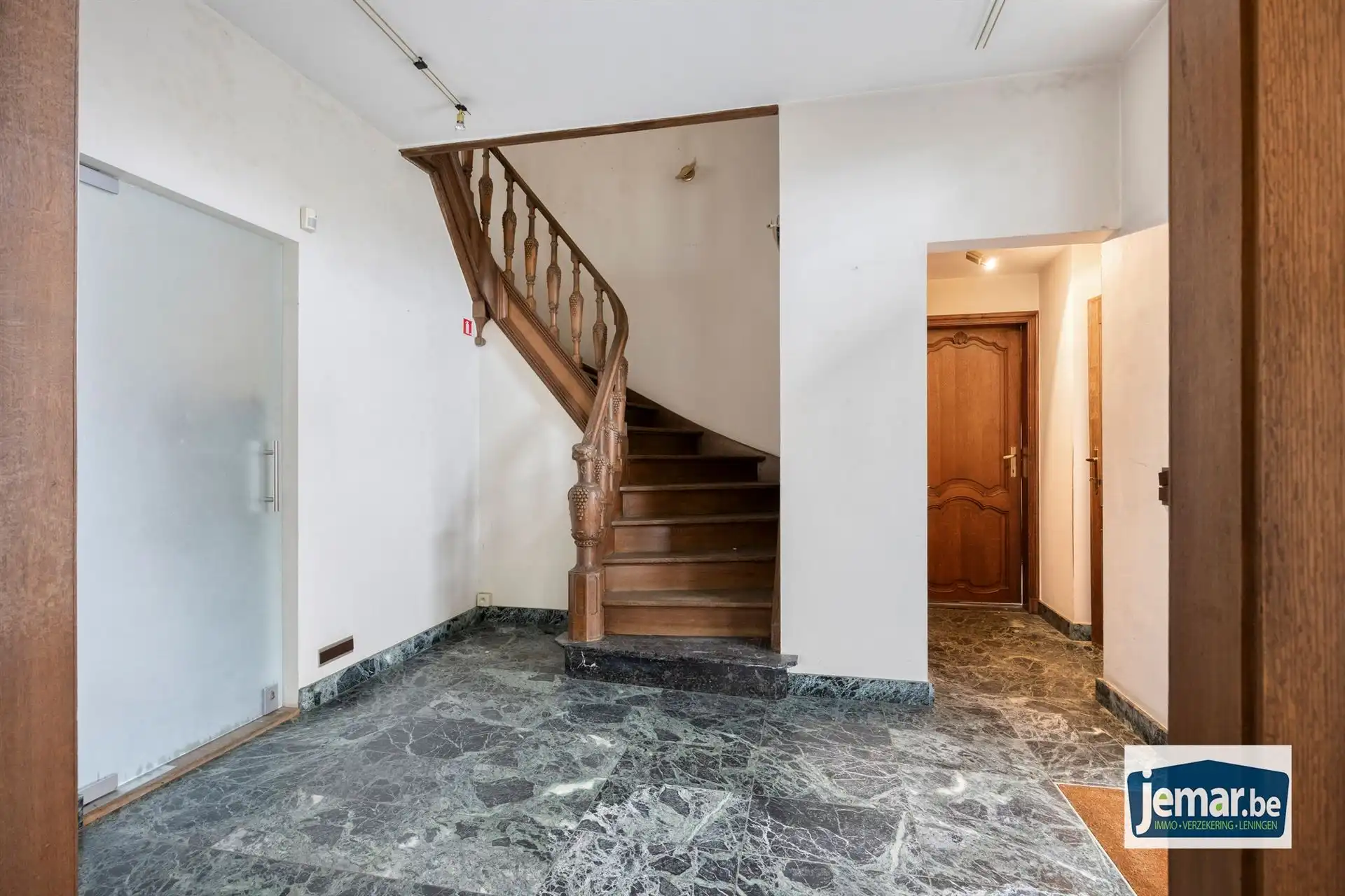 Villa met professionele opslagruimte, kelder en kantoorruimtes. foto 15