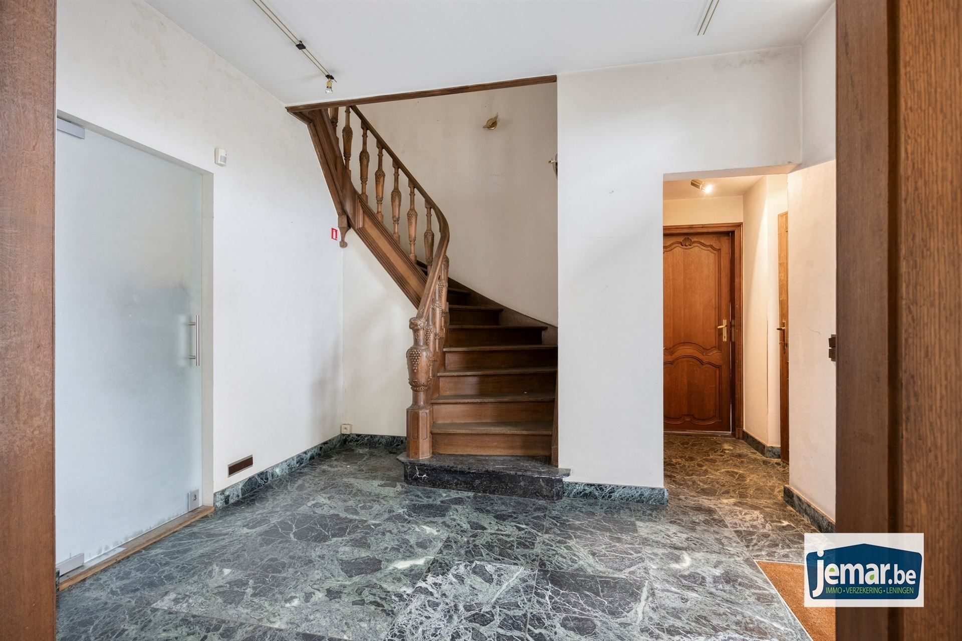 Villa met professionele opslagruimte, kelder en kantoorruimtes. foto 15