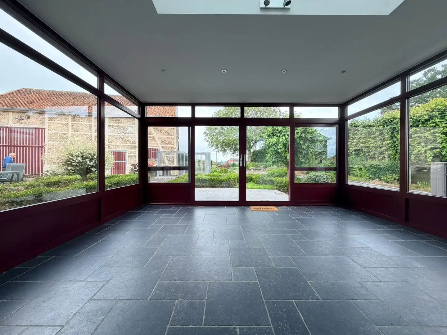 Bijzonder charmante benedenwoonst met 1 slaapkamer, veranda, terras en twee autostandplaatsen foto 3