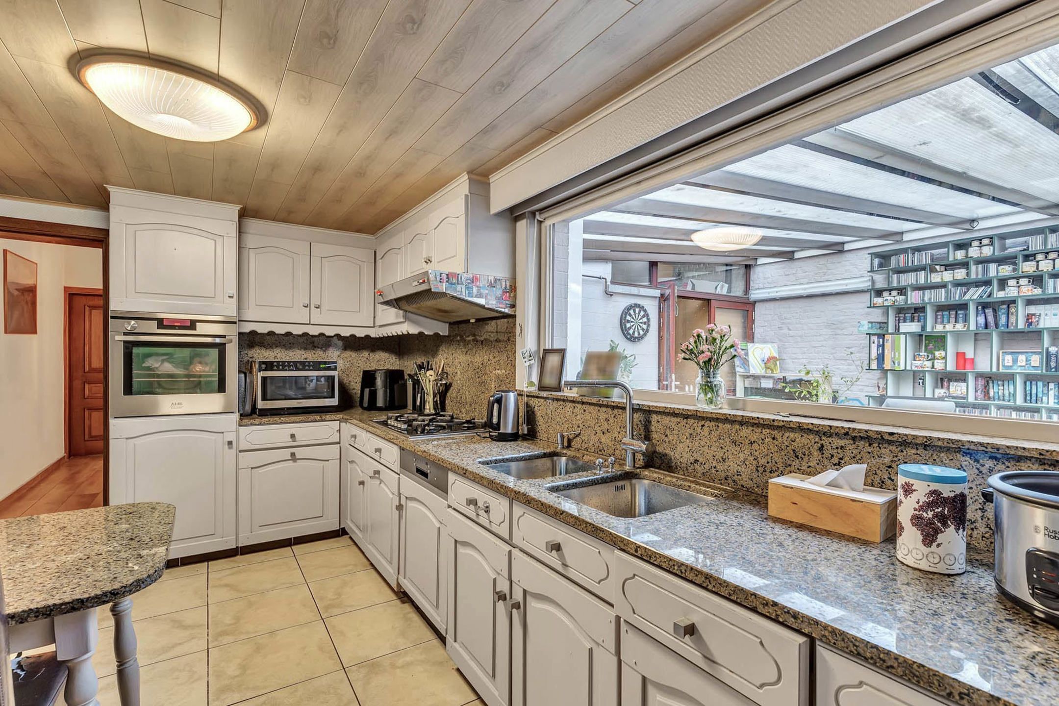 Ruime rijwoning met garage nabij centrum Deinze foto 4