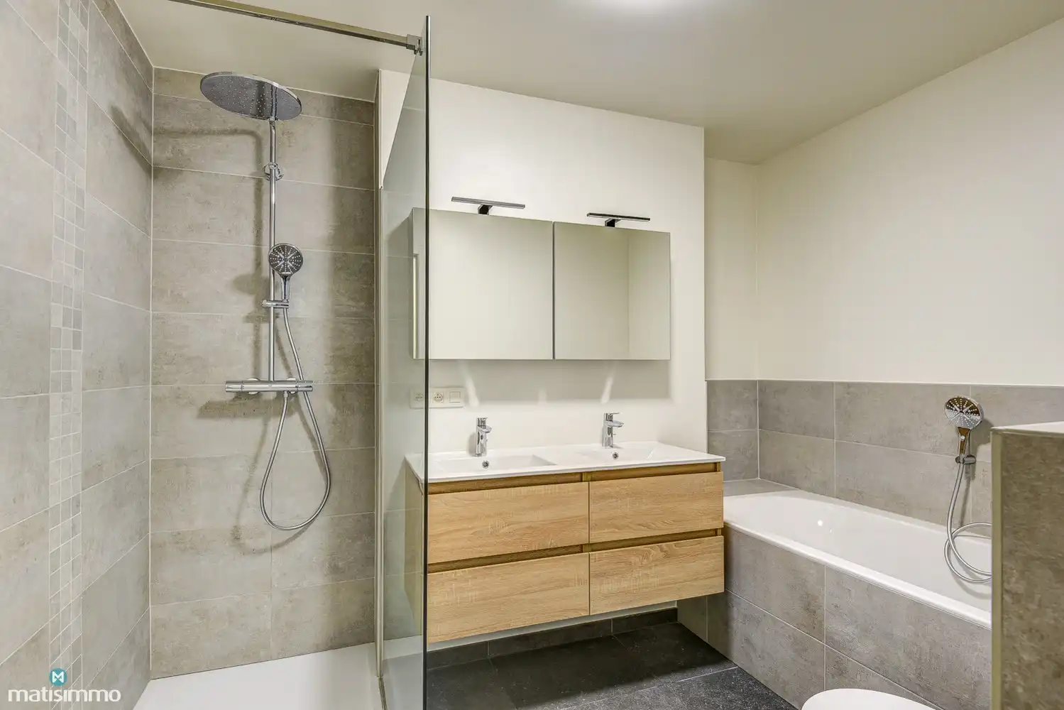 RUIM NIEUWBOUW APPARTEMENT MET 2 SLAAPKAMERS, OVERDEKT TERRAS, GARAGE, AUTOSTAANPLAATS EN KELDERBERGING TE BEVERST foto 15