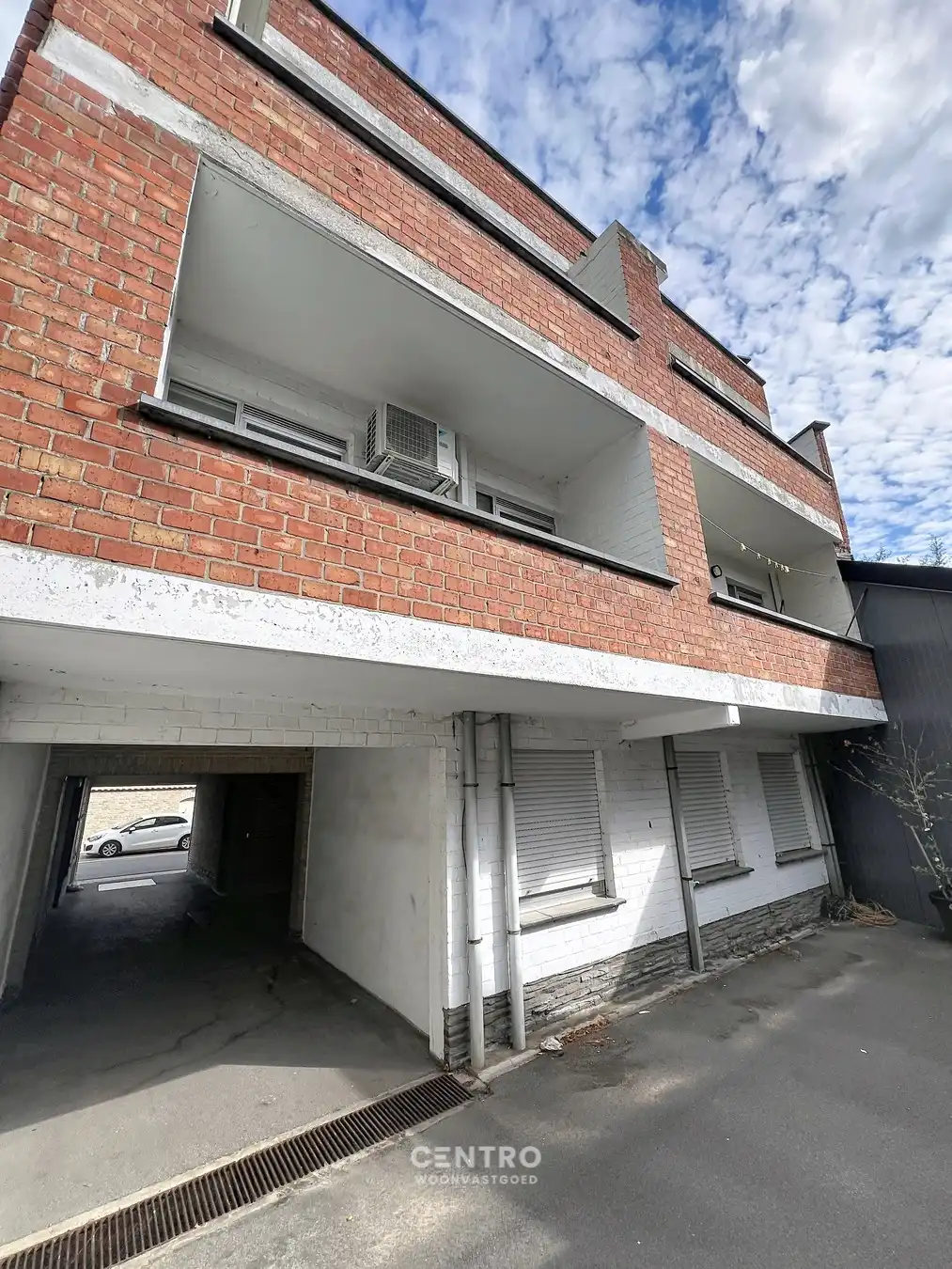 INSTAPKLAAR appartement (77m ²) met 2 SLK, GARAGE (moto's, fietsen,...) en ideale ligging in Roeselare - Perfect voor comfortabel wonen of als OPBRENGSTEIGENDOM ! foto 3