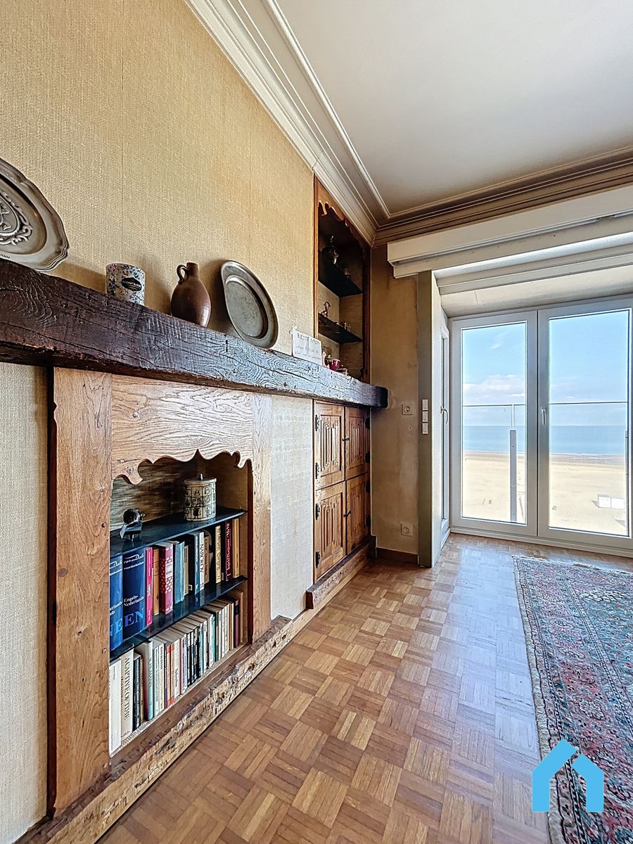 Magnifiek zeezicht en veel potentieel: maak van dit appartement uw parel! foto 5