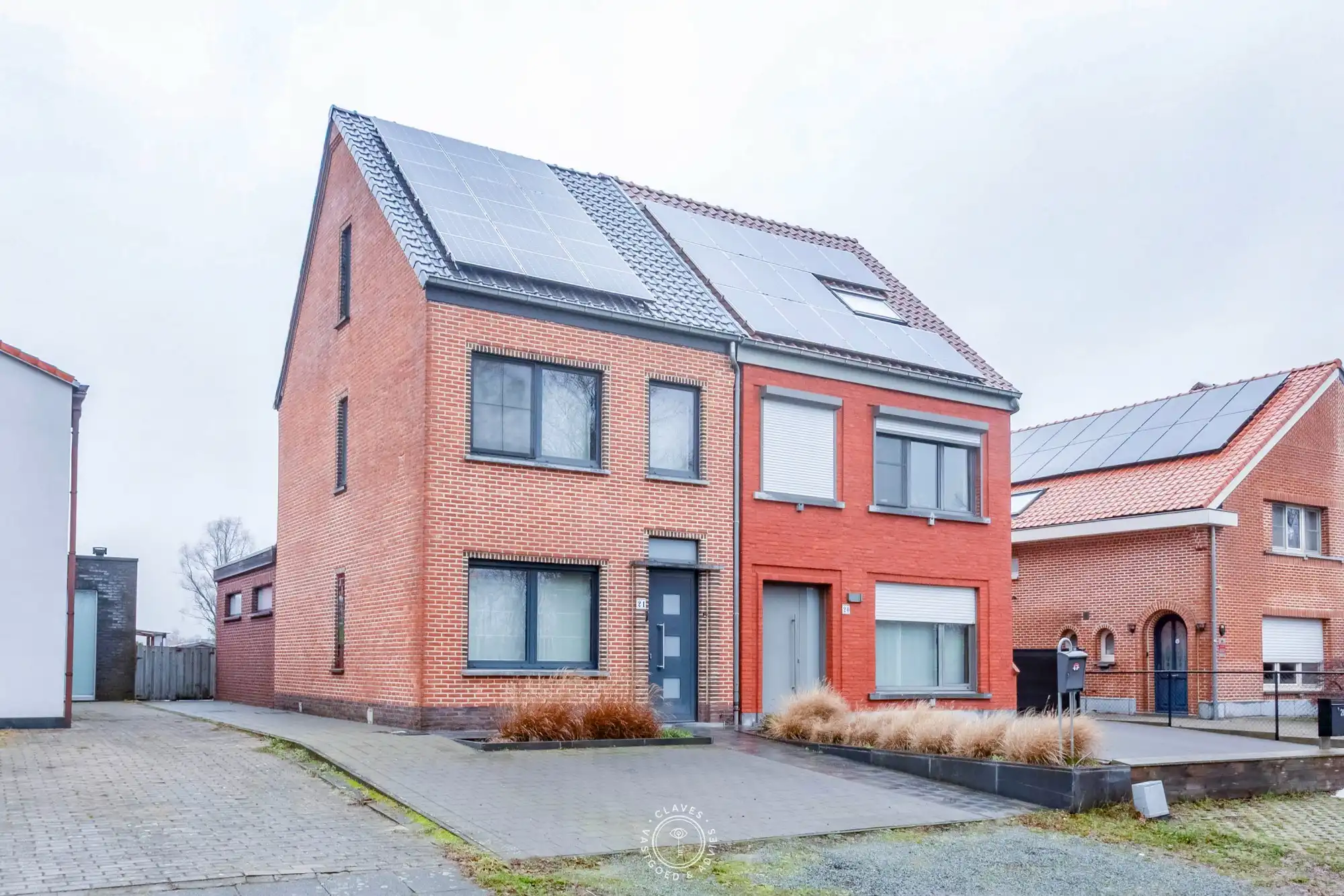 Charmante halfopen bebouwing met open zicht op achterliggende velden foto {{pictureIndex}}