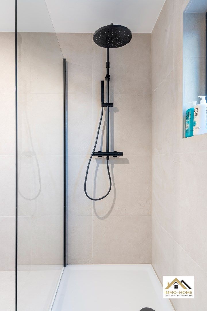Zeer ruime woning met prachtig open zicht op agrarisch gebied foto 8