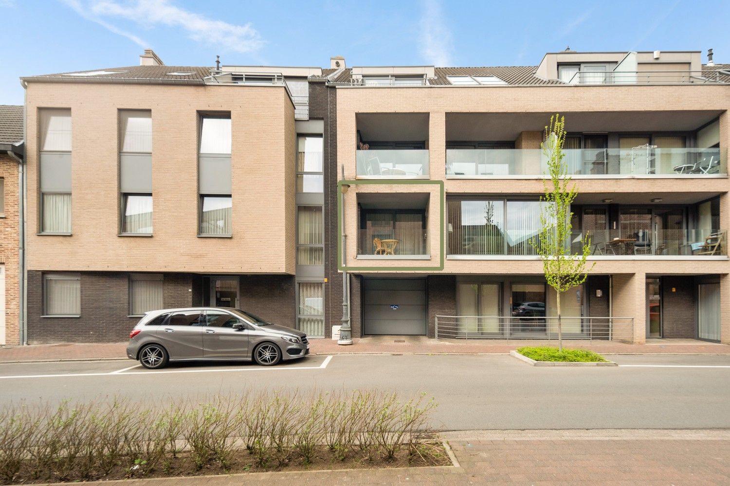 Diepenbeek centrum: Appartement met 2 slaapkamers, 2 terrassen, ruime berging en autostaanplaats in de kelder foto 2