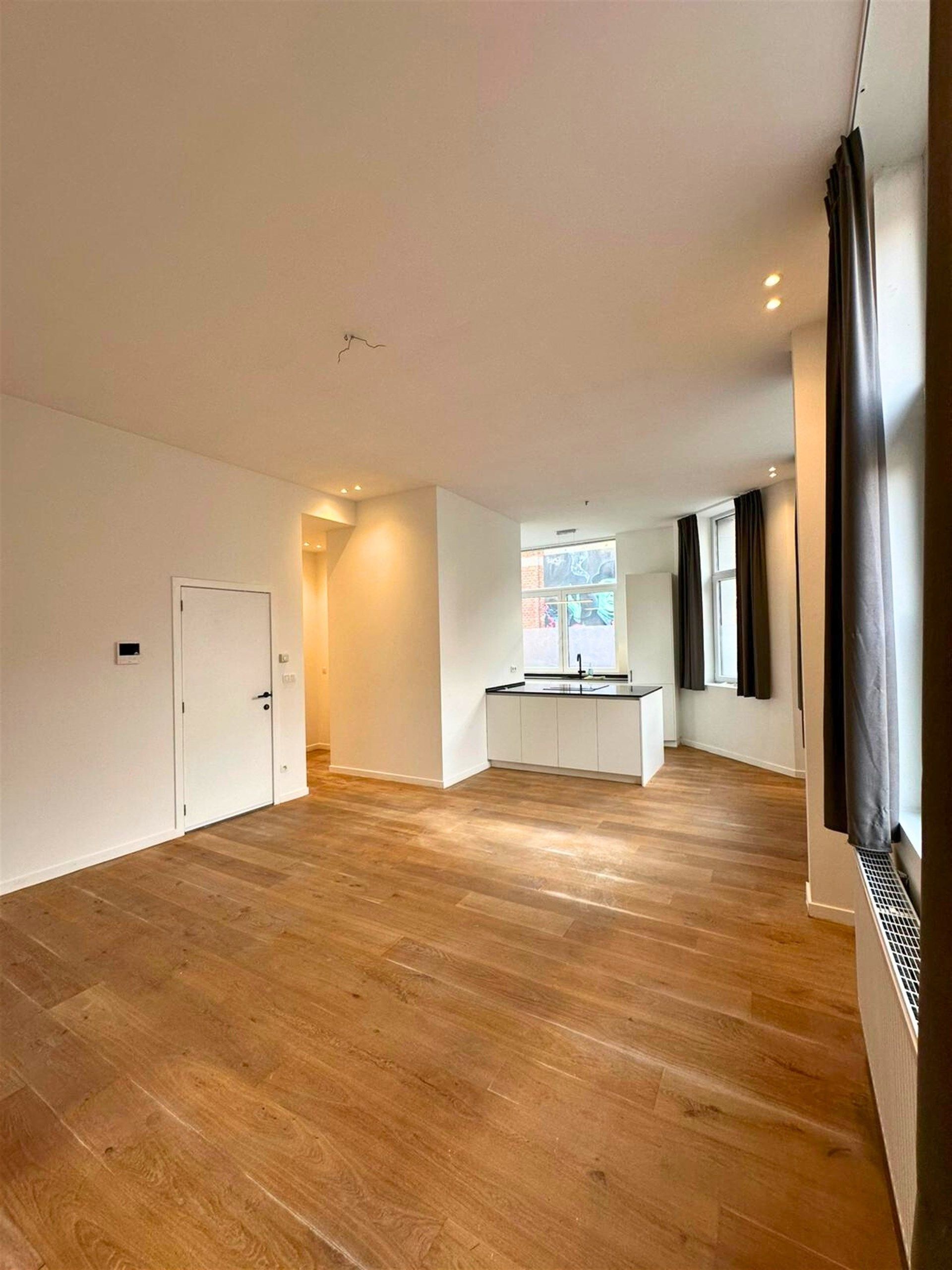 Volledig gerenoveerd gelijkvloers appartement met 2 slaapkamers  te huur in Merksem foto 2