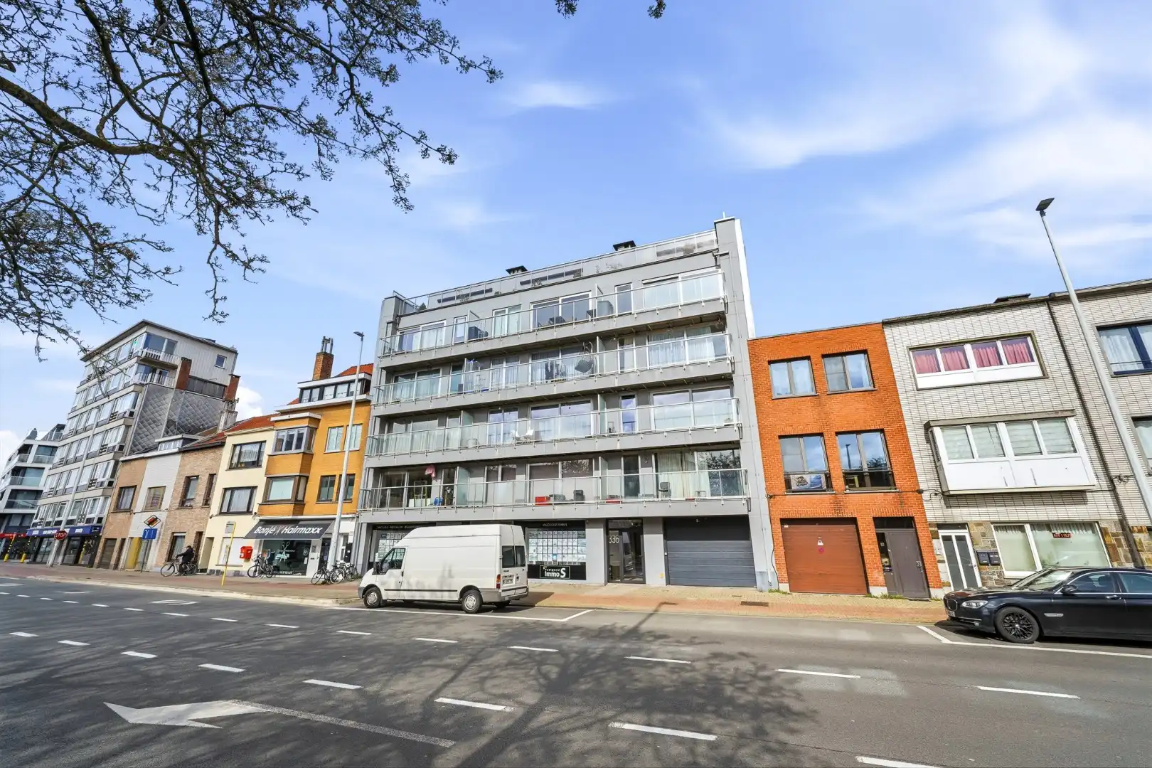 Ruim appartement met 3 slaapkamers, 2 terrassen, garage en staanplaats in Oostende foto {{pictureIndex}}