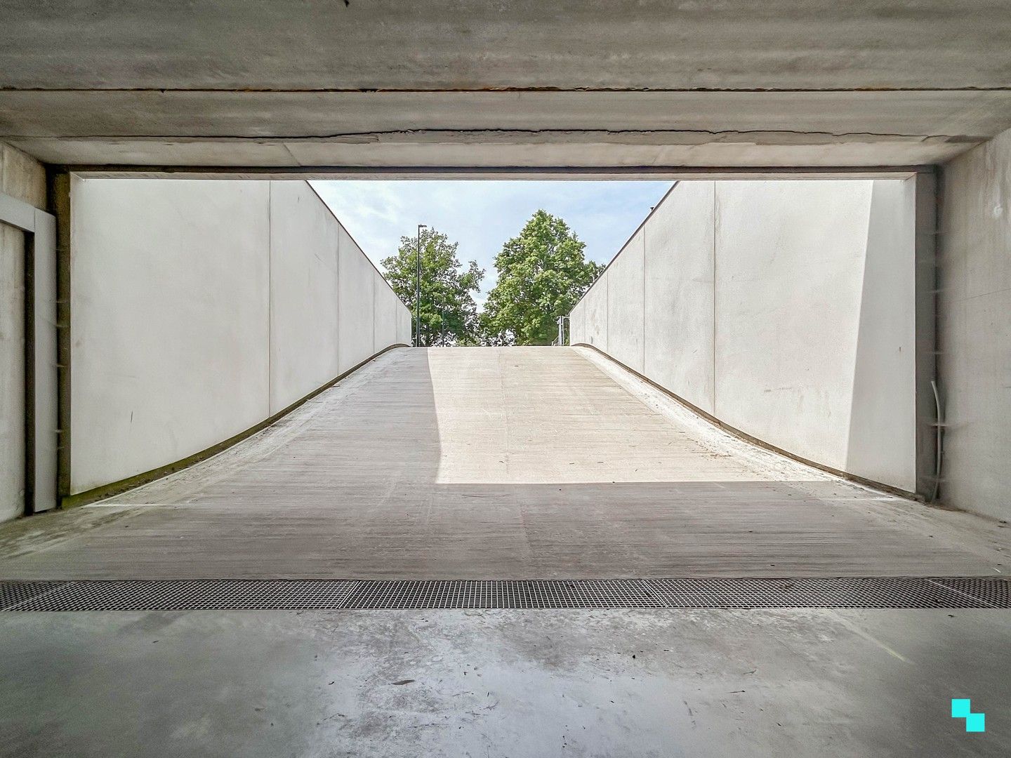 Garagebox met automatische poort gelegen in residentie Blauwpoorte foto 13