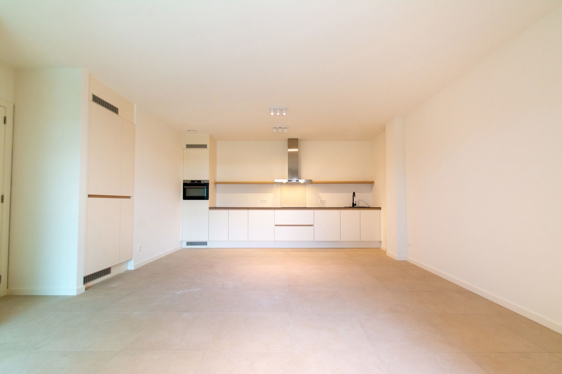 Ongemeubeld 1 slaapkamer app. met mooi terrras foto {{pictureIndex}}