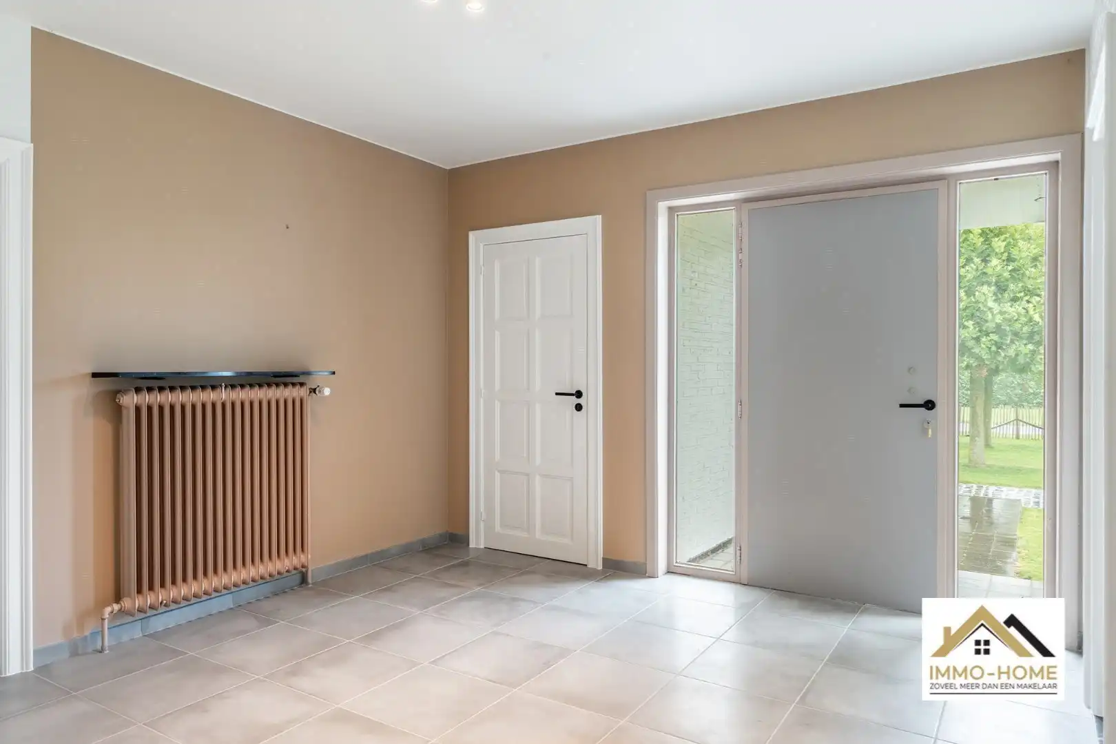 Ruime woning met magazijn en open zicht op topligging foto 21