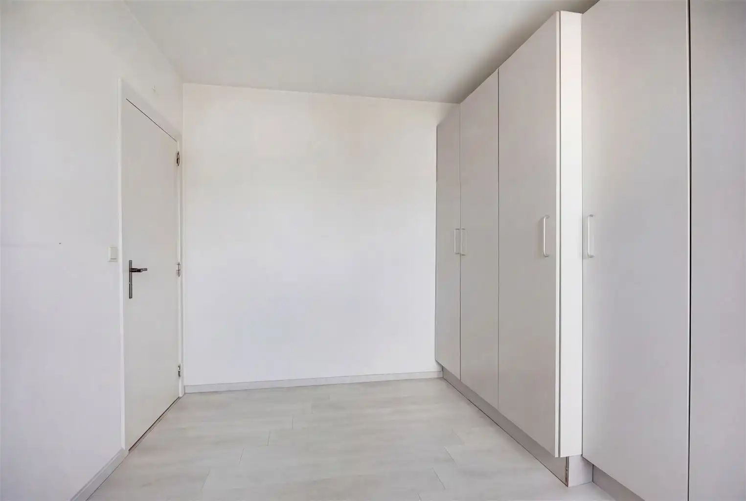 Ruim, gerenoveerd 2-slaapkamer appartement met terras, garagebox en aparte berging, gelegen vlak bij het centrum van Maaseik. foto 11