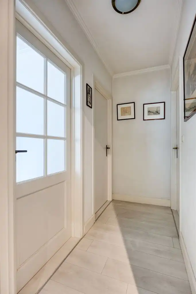 Ruim, gerenoveerd 2-slaapkamer appartement met terras, garagebox en aparte berging, gelegen vlak bij het centrum van Maaseik. foto 11