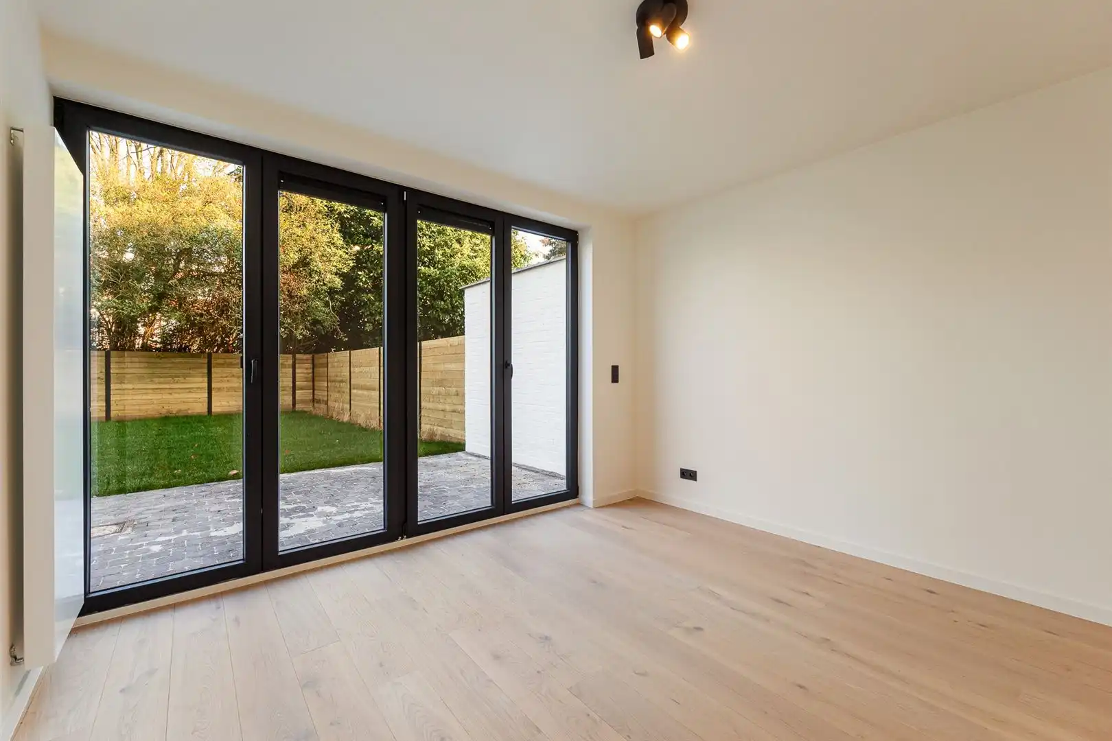 Gerenoveerd appartement met tuin en fietsenberging foto 14