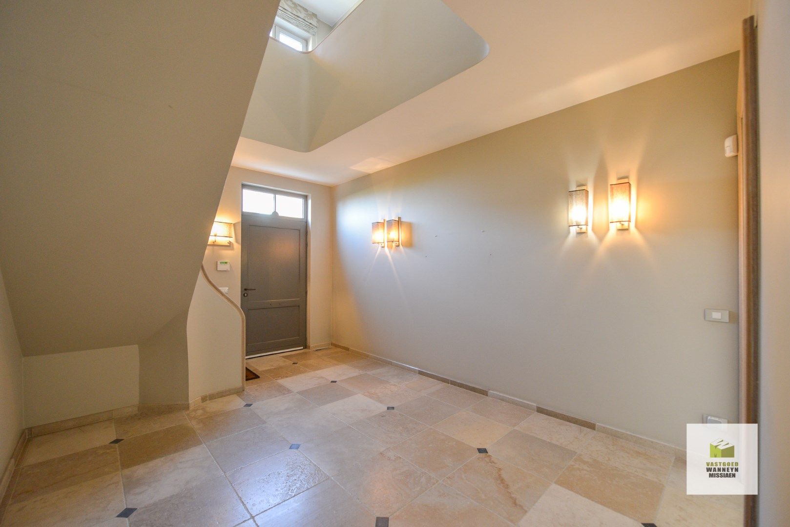 Luxueuze woning met burelen en woonst met zwembad foto 10