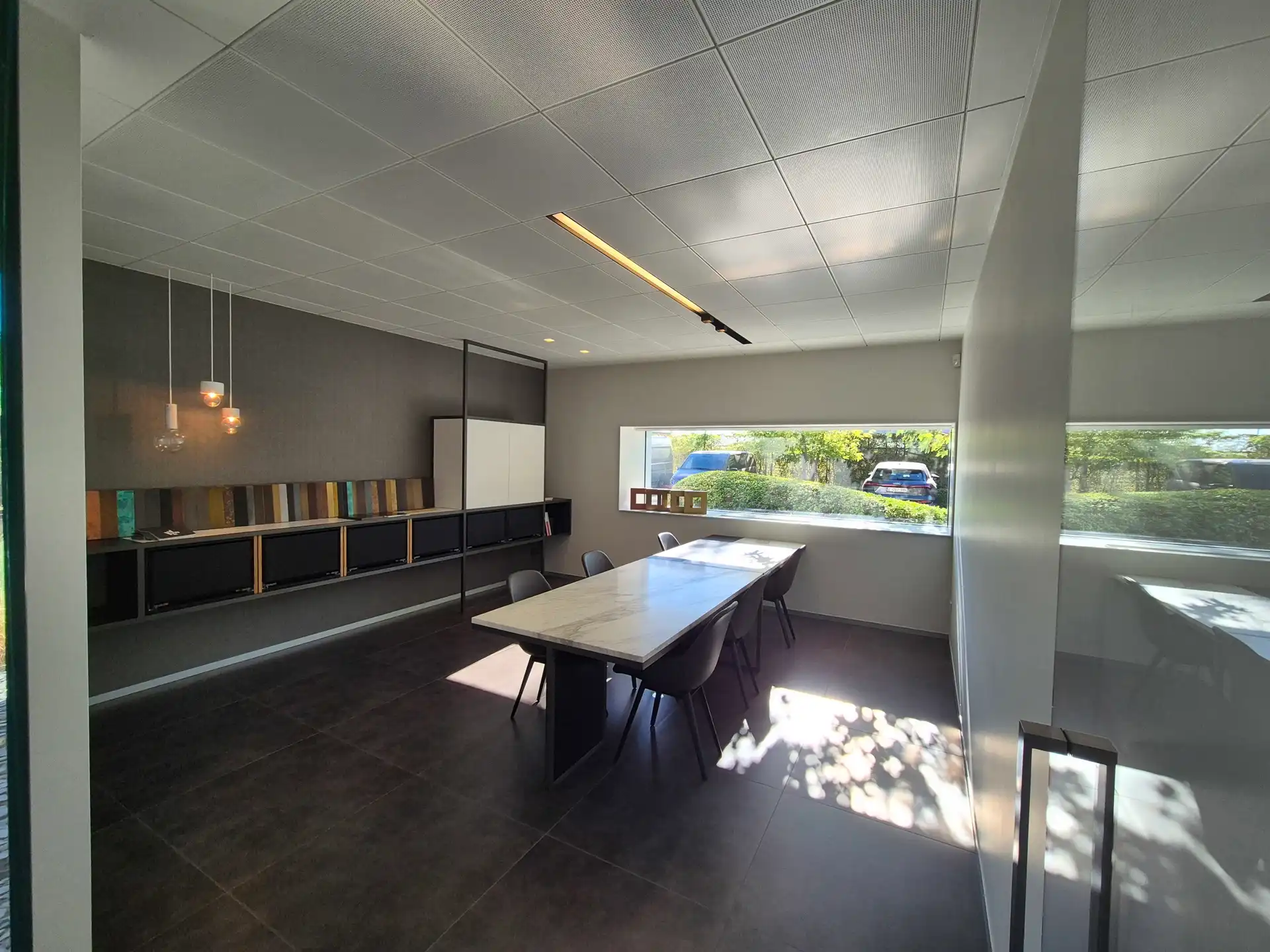 TE HUUR: BEDRIJFSGEBOUW MET REPRESENTATIEVE KANTOREN TE GENK foto 11