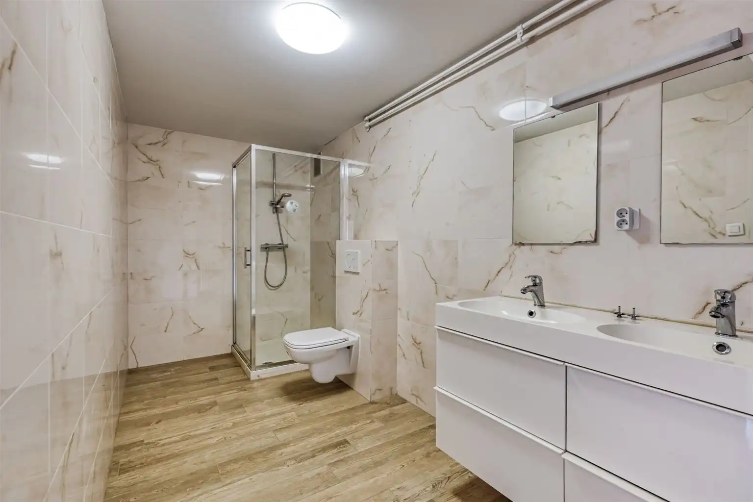 Prachtig ruim appartement met 3 slaapkamers en autostaanplaats gelegen in het hart van Maaseik.  foto 17