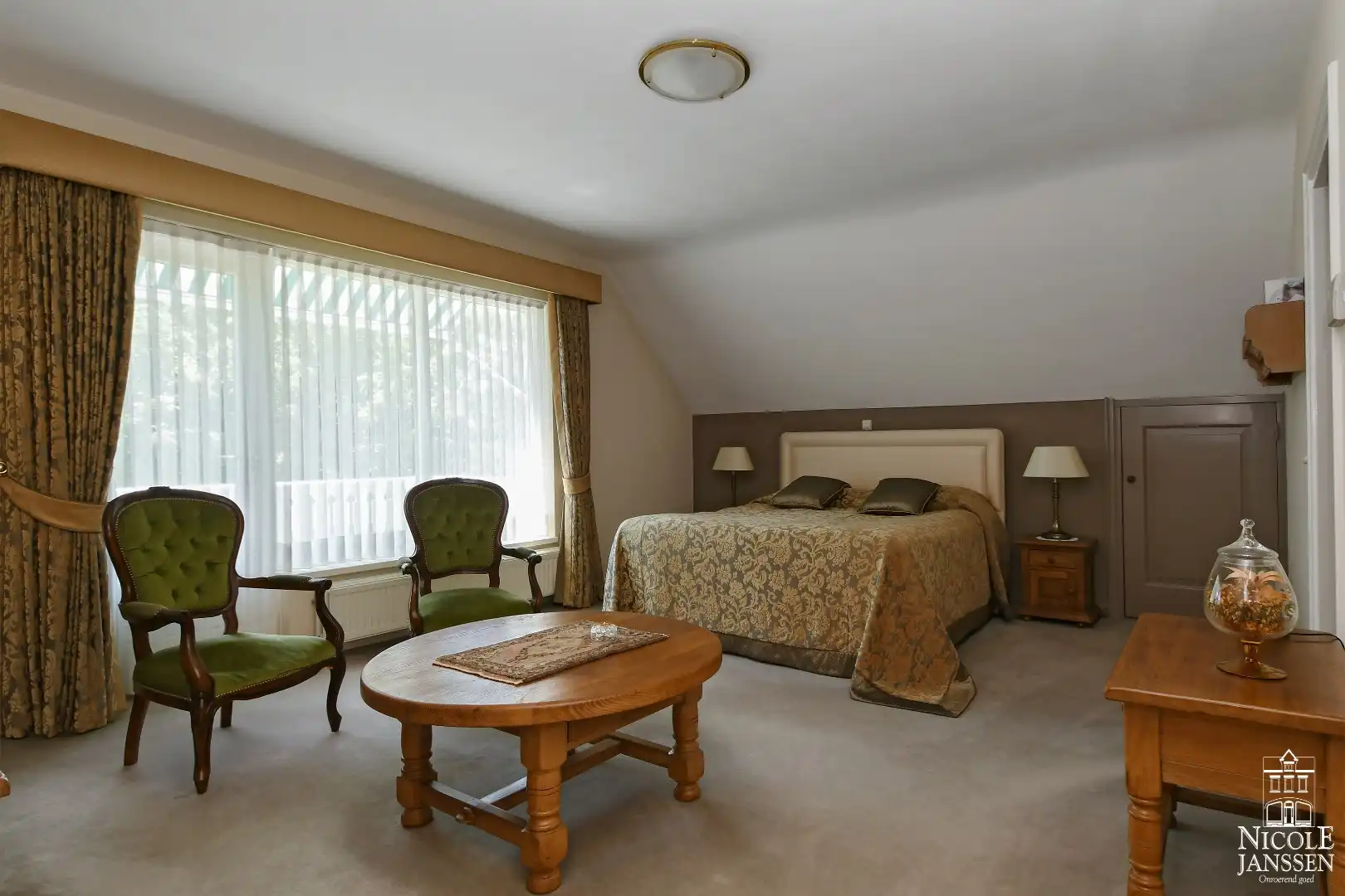 Stijlvol en ruim ingedeeld landhuis met grote tuin in het centrum foto 14