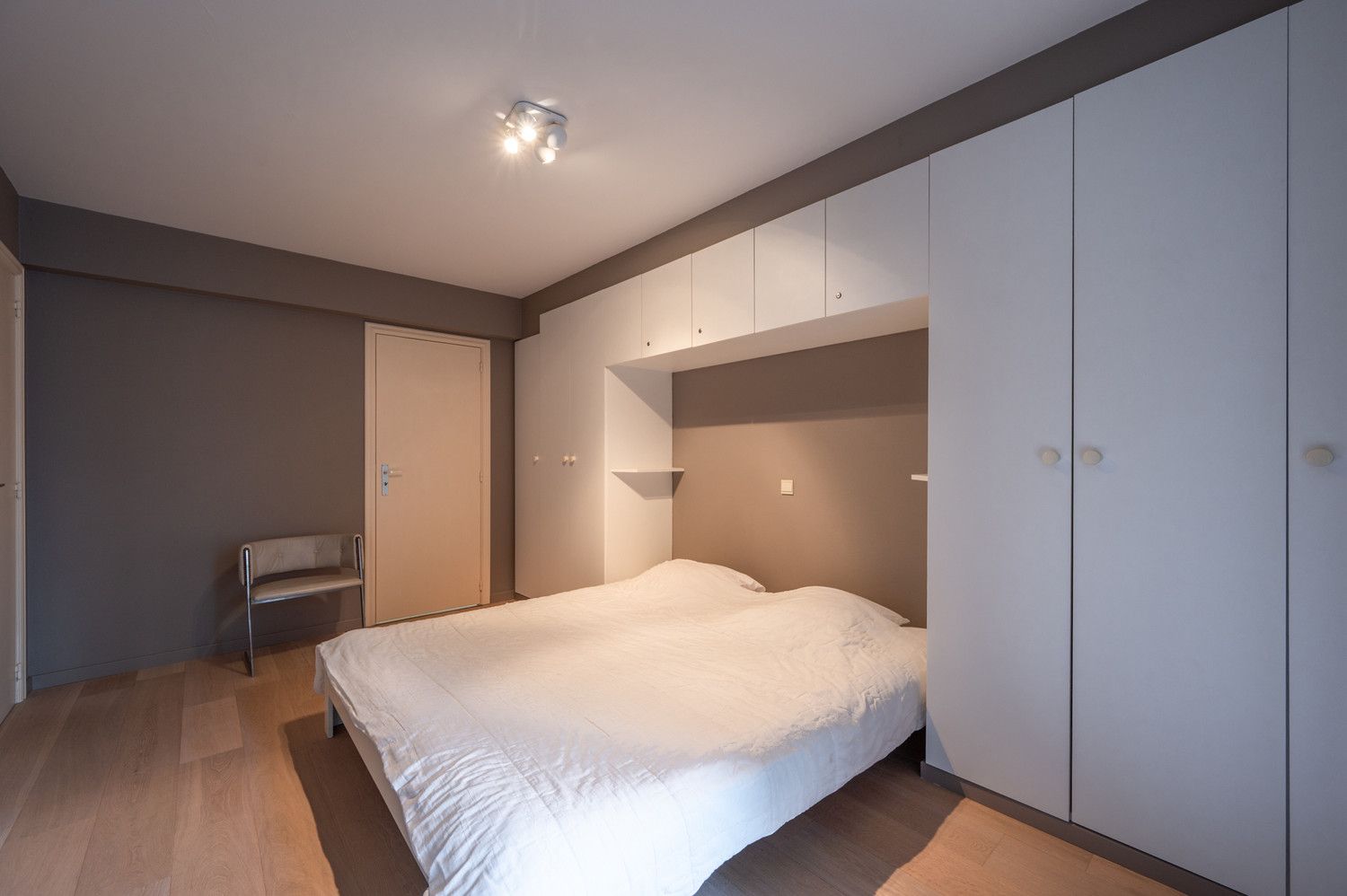 Instapklaar vakantie-appartement met zijdelings zicht op zee foto 10