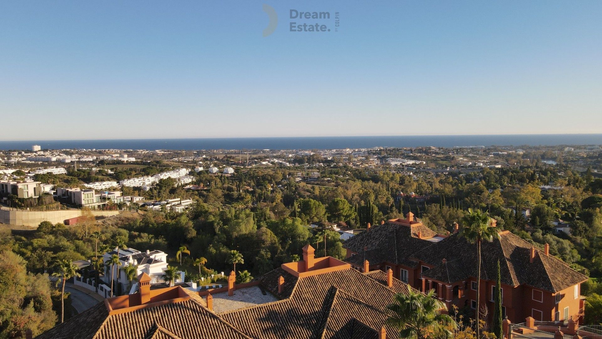 Ruim penthouse met 3 slaapkamers en panoramisch uitzicht op zee in Monte Halcones, Benahavis. foto 4