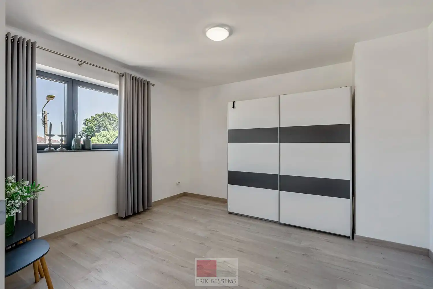 Deze moderne halfopen woning, gebouwd in 2016, biedt een bewoonbare oppervlakte van maar liefst 232 m² op een perceel van 377 m² en maar liefst 5 slaapkamers waarvan er eentje in gebruik is als bureau. foto 21