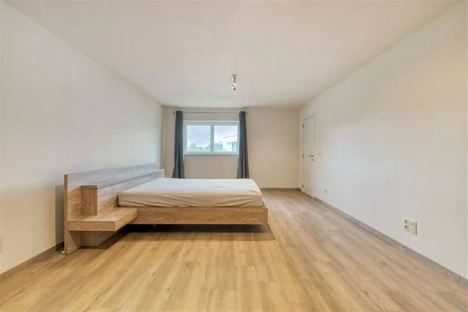 Uitzonderlijk ruime en toekomstgerichte woning met een indrukwekkende 358m² bewoonbare opp. EPC-label A. Residentiële woonwijk met winkels, scholen, horeca en andere voorzieningen vlakbij. foto 26